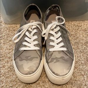 Steve Madden Emmi Grey Metalic Camo